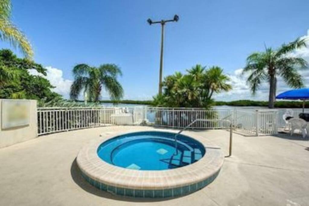 Riverview, Studio 507, Beach Steps Away!+Pool+Wifi Ruskin Exterior photo